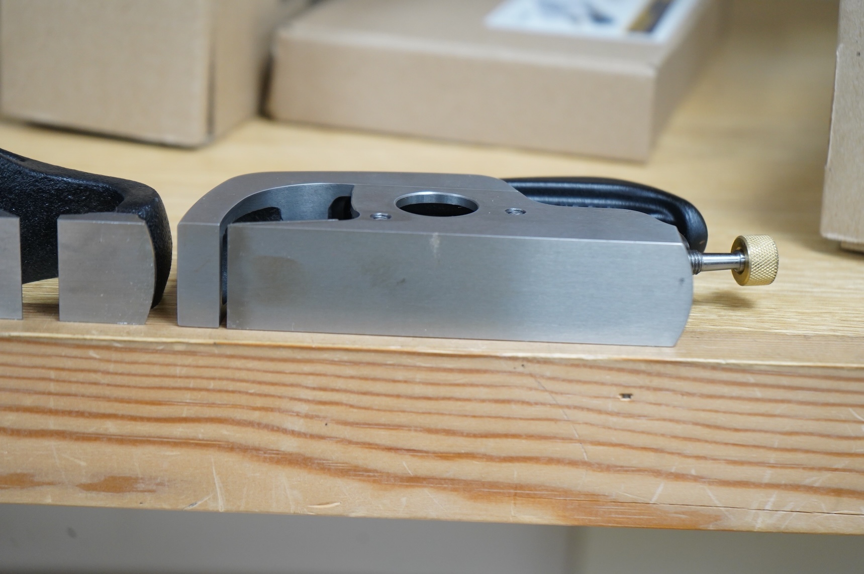 Two boxed Veritas planes; a chisel plane (05P2101), together with a bullnose shoulder plane (05P42.01)